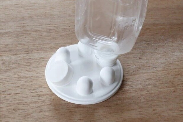 ダイソー　水切りスタンド（珪藻土配合、ペットボトル用）