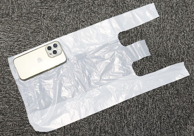 ダイソーのひも付きコンパクト手さげポリ袋とスマホの比較