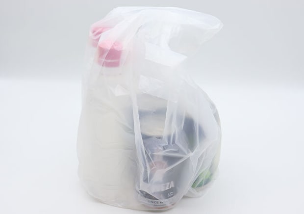 ダイソーのひも付きコンパクト手さげポリ袋にペットボトルと缶を入れる