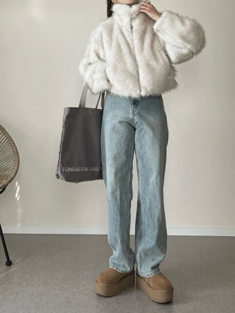 2025冬大人女性もこもこファーアウターデニムカジュアルコーデ