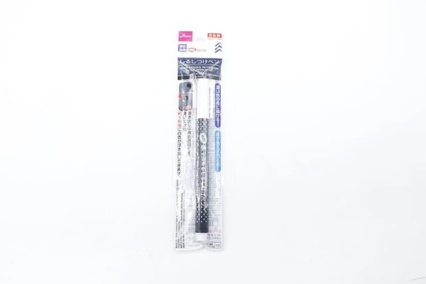 ダイソー　水で消えるしるし付けペン（濃い色の布用、白）　パッケージ