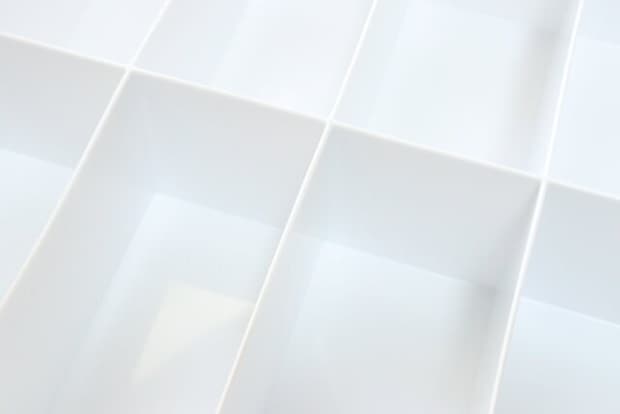 ダイソー 下着収納ケース フタ付 8マス ダイソーの下着収納ケースは仕切りがずれないからきっちり収納できる