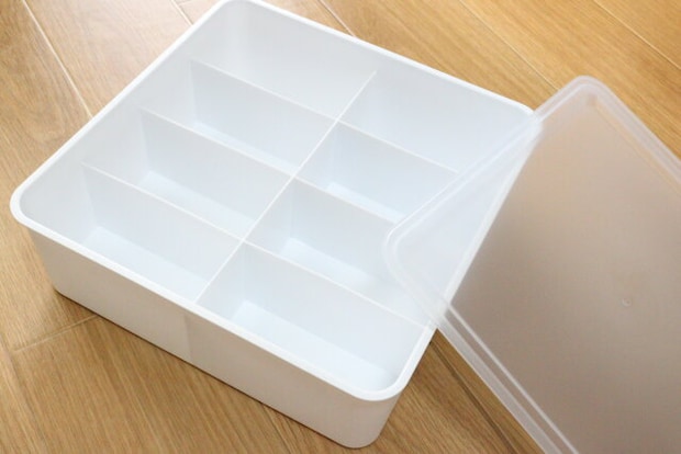 ダイソー 下着収納ケース フタ付 8マス ダイソーの下着収納ケースはフタ付きで中身を目隠しできる