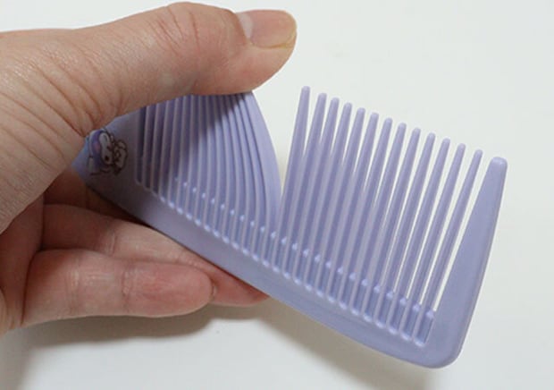 ひっかけられるトリートメントコーム細目  ダイソー　クロミ　歯