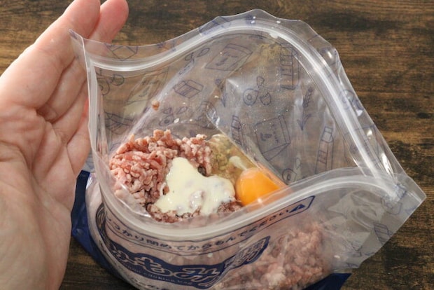 セリアのもみもみ調理バッグ セリアのもみもみ調理バッグに具材を入れた様子