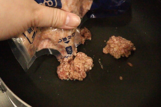 セリアのもみもみ調理バッグ セリアのもみもみ調理バッグから生地を絞り出す様子