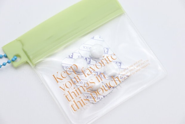 ダブルEVAケースキーホルダー　常備薬入れ