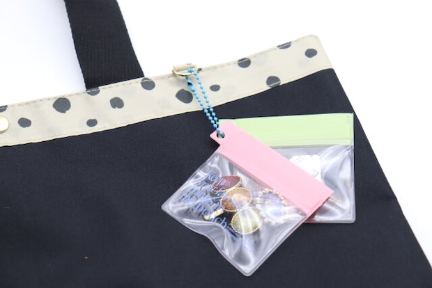 ダブルEVAケースキーホルダー　バッグに装着