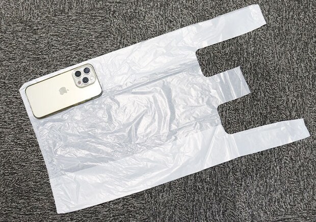 ひも付きコンパクト手さげポリ袋 LLサイズ 23枚入 サイズ感 ひも付きコンパクト手さげポリ袋 LLサイズ 23枚入 サイズ感