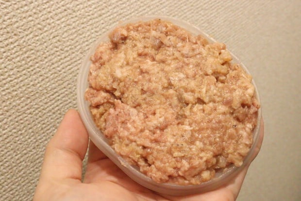 セリア ハンバーグメーカー セリアのハンバーグメーカーにタネを詰める