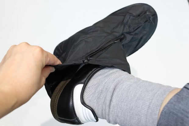 ダイソー シューズカバー(黒、28cm) 使用例 ダイソーのシューズカバー(黒、28cm) 使用例1