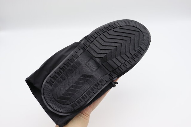 ダイソー シューズカバー(黒、28cm)底 ダイソーのシューズカバー(黒、28cm)底