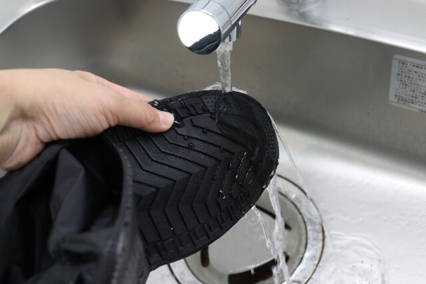 ダイソー シューズカバー(黒、28cm) 水洗い ダイソーのシューズカバー(黒、28cm) 水洗い