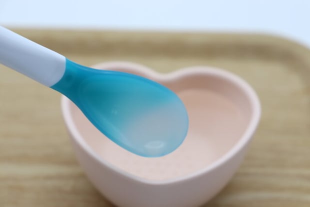 セリアのサーモスプーンの色が変化する様子