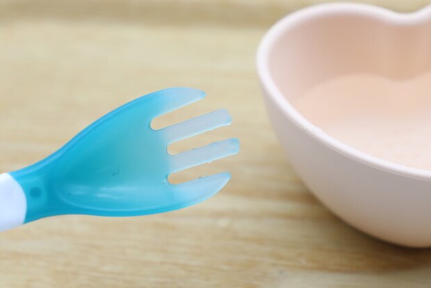 セリアのサーモフォークの色が変化する様子