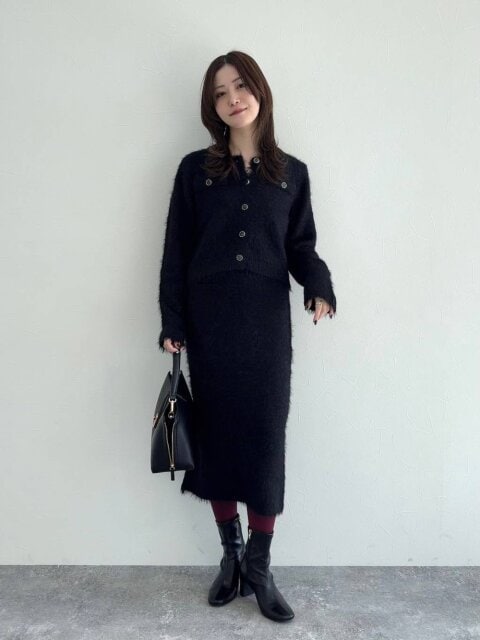 2025冬大人女性ニットアップ黒シャギーコーデ
