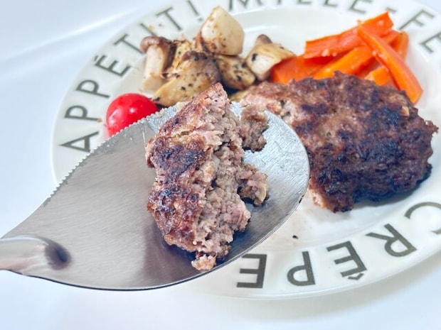 セリアの食材の下に滑り込みやすいカットして取り分けられるスプーン