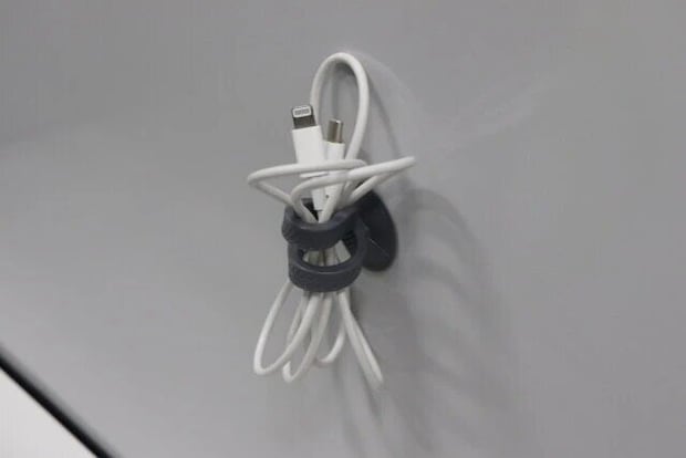 ダイソー　くっつけられる形状記憶コードバンド 吸盤タイプ 1本入り