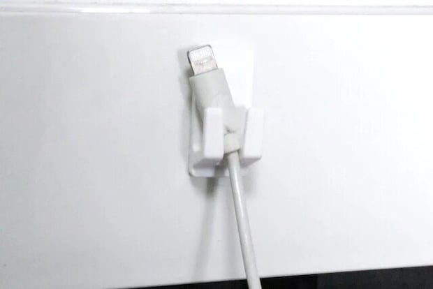 ダイソー　ケーブル端子用フック（粘着、4個）