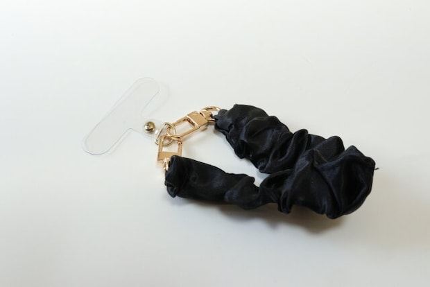 ストラップシート付シュシュハンドルストラップ ダイソー ストラップシート付シュシュハンドルストラップ ダイソー 黒