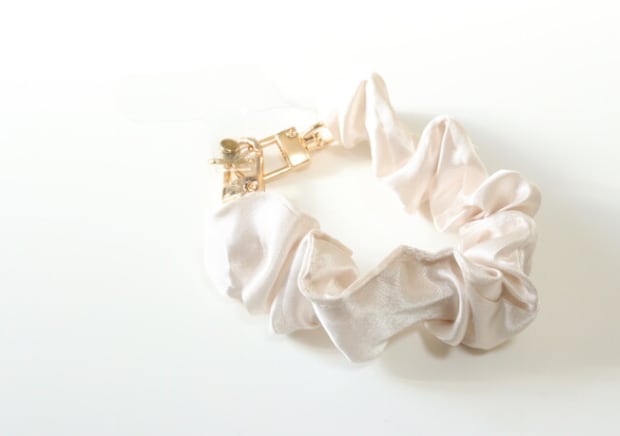 有名ブランドだと1000円超え!可愛いシュシュ風100均ストラップ