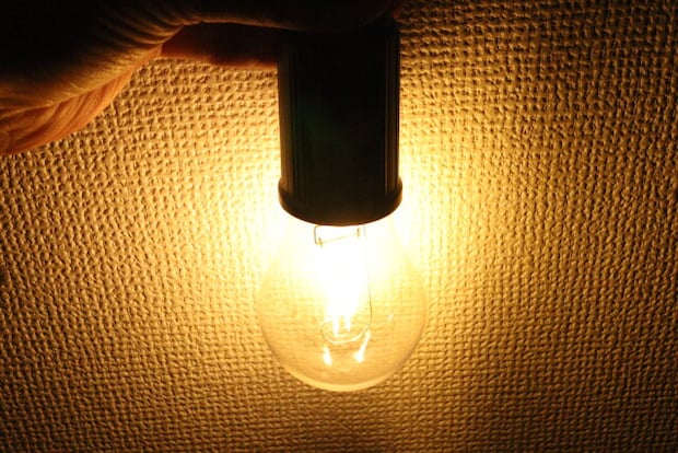 ワッツ 充電式エジソン型 LEDフック付きライト 丸型 ワッツの充電式エジソン型 LEDフック付きライト 丸型の弱点灯時の光