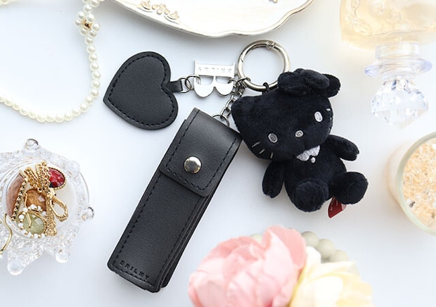 この付録…見つけたら即買い推奨!真っ黒が大人っぽい♡ハローキティのリップケース&チャーム