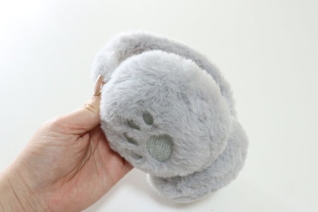 ダイソーのイヤーウォーマー 折りたたみ エコファーのワンポイント