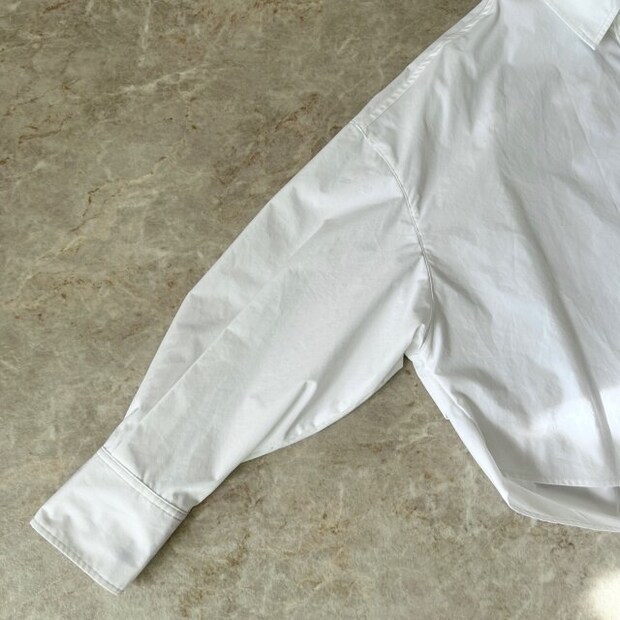 PLSTタイプライタークロップドシャツのボリュームスリーブ部分