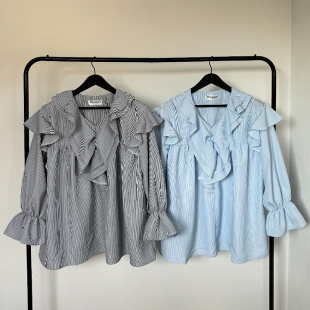 しまむらのフリルブラウス（RRmoment）