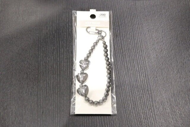ダイソー　メタリックハートビーズキーホルダー（黒、ピンクゴールド）　パッケージ