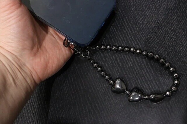 ダイソー　メタリックハートビーズキーホルダー（黒、ピンクゴールド）