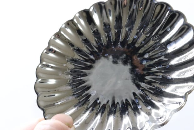 ダイソーの水滴の跡が残る金銀華　小皿