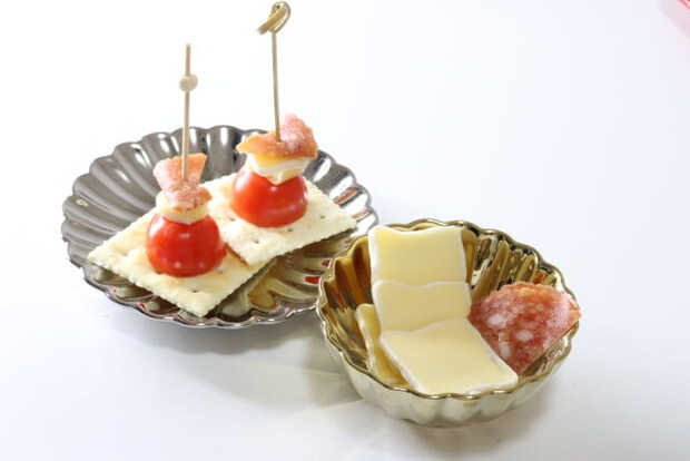 ダイソーのテーブルコーディネートに使える金銀華　小皿と金銀華　小鉢