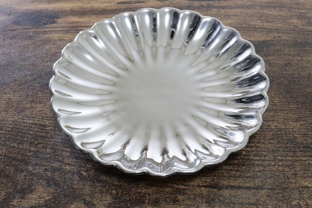 ダイソーの金銀華　小皿のビジュアル