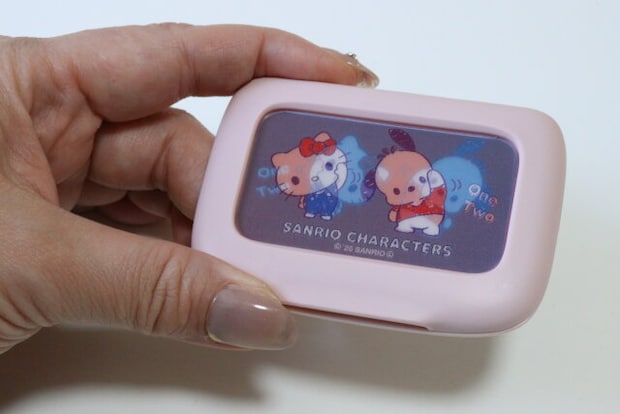 ウェットシートのフタ ミニ レンチキュラー チェンジング（ハローキティ、ポチャッコ）　絵柄が変わる