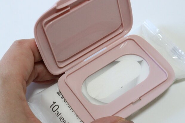 ウェットシートのフタ ミニ レンチキュラー チェンジング（ハローキティ、ポチャッコ）　取り付け