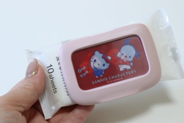 ウェットシートのフタ ミニ レンチキュラー チェンジング（ハローキティ、ポチャッコ）　使用例