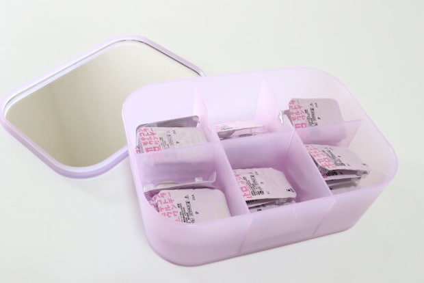 ダイソーのフタが分離する収納ケース付ミラー（スクエア、カラー）