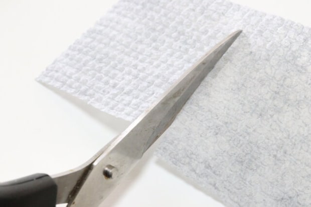 ダイソーのちょこっとお掃除シートをカットする