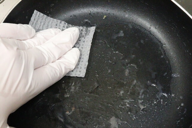ダイソーのちょこっとお掃除シートでフライパンを洗う