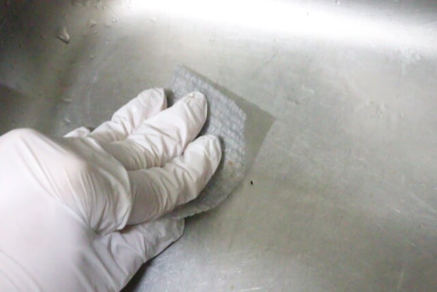 ダイソーのちょこっとお掃除シートでシンクを洗う