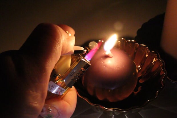 ダイソーのキャンドル（ボール、ダークブラウン）に火をともす