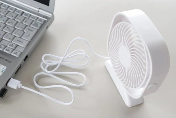 ダイソー　扇風機（USB、四角丸型、ブラケット付）