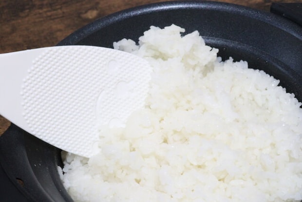 ダイソーの米がくっつかないくっつきにくい立つしゃもじ（大）