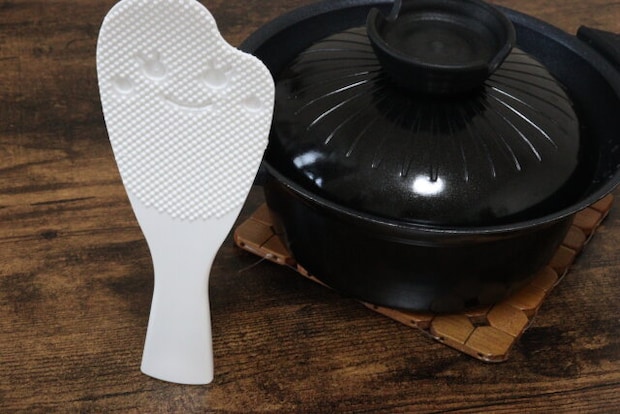 ダイソーのくっつきにくい立つしゃもじ（大）を立てる