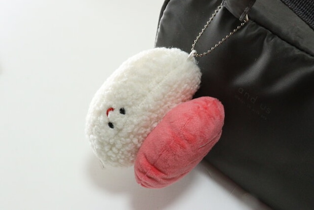 ダイソーのカバンに付けられる寿司ポーチ（まぐろ、えび、たまご）