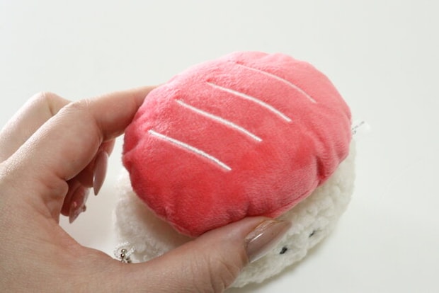 ダイソーの美味しそうな寿司ポーチ（まぐろ、えび、たまご）