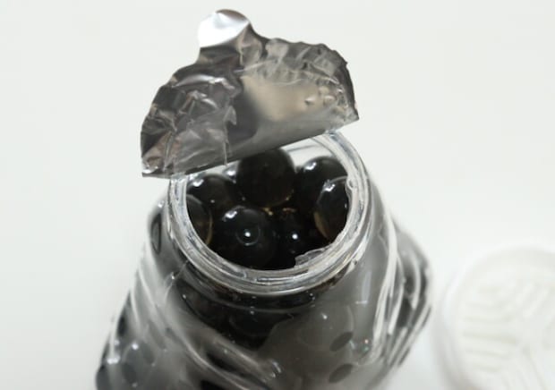 開けたら想像を裏切られた…！100均の真っ黒なビーズの正体とは…？