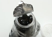 開けたら想像を裏切られた…！100均の真っ黒なビーズの正体とは…？